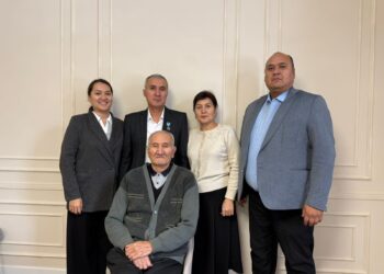 Отбасылық архив. Суретте солдан оңға қарай: Үлкен қызы, Аманқос аға, жары, інісі және алдыда отырған әкесі.