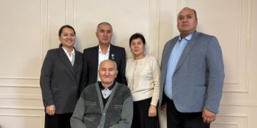 Отбасылық архив. Суретте солдан оңға қарай: Үлкен қызы, Аманқос аға, жары, інісі және алдыда отырған әкесі.