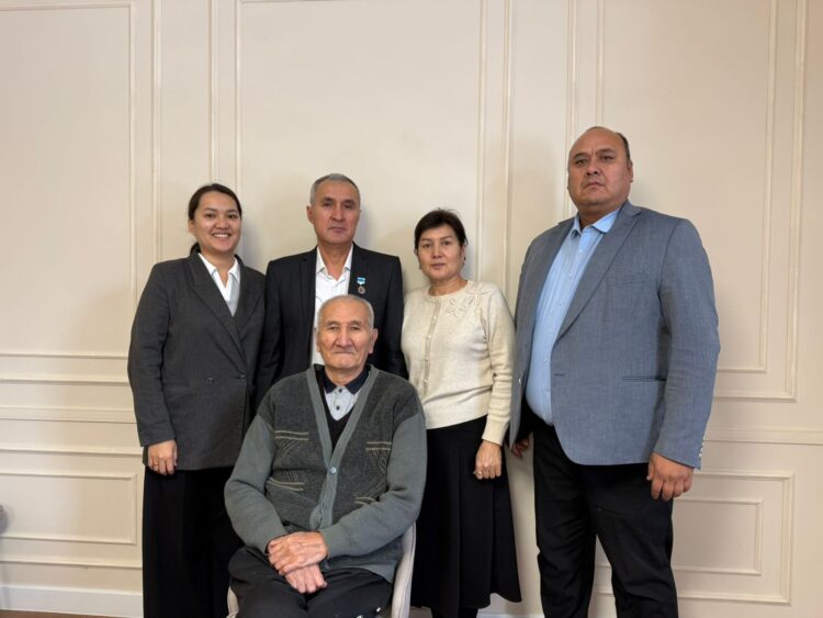 Отбасылық архив. Суретте солдан оңға қарай: Үлкен қызы, Аманқос аға, жары, інісі және алдыда отырған әкесі.