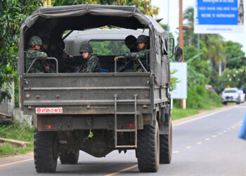 epa12258136 An army truck transports troops amid clashes between Thai and Cambodian soldiers along the disputed border in Prasat district, Surin province, Thailand, 24 July 2025. According to the Ministry of Public Health, at least 12 people were killed and 35 injured after armed clashes erupted along the disputed border, with both Thailand and Cambodia accusing each other of initiating the exchange amid escalating tensions. EPA/KAIKUNGWON DUANJUMROON
Таиланд. Сурин. Прасат. Тайские военнослужащие в провинции Сурин на северо-востоке Таиланда. По данным Королевской армии Таиланда, 24 июля в результате вооруженных столкновений между тайскими и камбоджийскими войсками вдоль спорной границы погибли не менее девяти мирных жителей и 14 получили ранения. Камбоджа обстреляла из артиллерии военную базу Таиланда, а также гражданские объекты, включая больницу. EPA