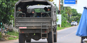 epa12258136 An army truck transports troops amid clashes between Thai and Cambodian soldiers along the disputed border in Prasat district, Surin province, Thailand, 24 July 2025. According to the Ministry of Public Health, at least 12 people were killed and 35 injured after armed clashes erupted along the disputed border, with both Thailand and Cambodia accusing each other of initiating the exchange amid escalating tensions. EPA/KAIKUNGWON DUANJUMROONТаиланд. Сурин. Прасат. Тайские военнослужащие в провинции Сурин на северо-востоке Таиланда.  По данным Королевской армии Таиланда, 24 июля в результате вооруженных столкновений между тайскими и камбоджийскими войсками вдоль спорной границы погибли не менее девяти мирных жителей и 14 получили ранения. Камбоджа обстреляла из артиллерии военную базу Таиланда, а также гражданские объекты, включая больницу. EPA