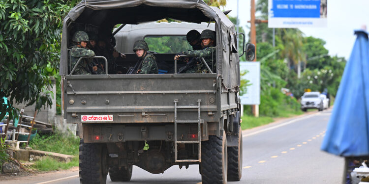 epa12258136 An army truck transports troops amid clashes between Thai and Cambodian soldiers along the disputed border in Prasat district, Surin province, Thailand, 24 July 2025. According to the Ministry of Public Health, at least 12 people were killed and 35 injured after armed clashes erupted along the disputed border, with both Thailand and Cambodia accusing each other of initiating the exchange amid escalating tensions. EPA/KAIKUNGWON DUANJUMROON
Таиланд. Сурин. Прасат. Тайские военнослужащие в провинции Сурин на северо-востоке Таиланда. По данным Королевской армии Таиланда, 24 июля в результате вооруженных столкновений между тайскими и камбоджийскими войсками вдоль спорной границы погибли не менее девяти мирных жителей и 14 получили ранения. Камбоджа обстреляла из артиллерии военную базу Таиланда, а также гражданские объекты, включая больницу. EPA