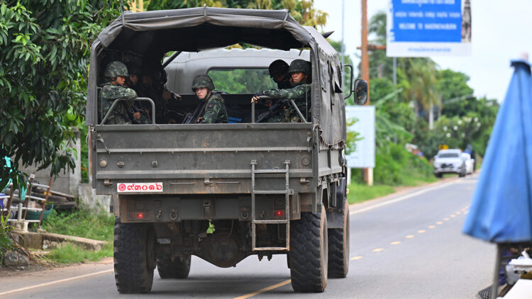 epa12258136 An army truck transports troops amid clashes between Thai and Cambodian soldiers along the disputed border in Prasat district, Surin province, Thailand, 24 July 2025. According to the Ministry of Public Health, at least 12 people were killed and 35 injured after armed clashes erupted along the disputed border, with both Thailand and Cambodia accusing each other of initiating the exchange amid escalating tensions. EPA/KAIKUNGWON DUANJUMROON
Таиланд. Сурин. Прасат. Тайские военнослужащие в провинции Сурин на северо-востоке Таиланда. По данным Королевской армии Таиланда, 24 июля в результате вооруженных столкновений между тайскими и камбоджийскими войсками вдоль спорной границы погибли не менее девяти мирных жителей и 14 получили ранения. Камбоджа обстреляла из артиллерии военную базу Таиланда, а также гражданские объекты, включая больницу. EPA